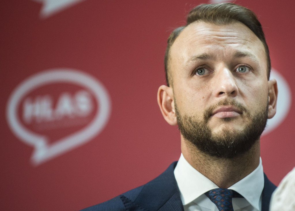 Hlas-SD predstavil svoje nomin&aacute;cie na ministrov a ministerky v novej vl&aacute;de v Bratislave v utorok 17. okt&oacute;bra 2023. Na sn&iacute;mke Mat&uacute;&scaron; &Scaron;utaj E&scaron;tok, ktor&yacute; je nominantom strany Hlas-SD na post ministra vn&uacute;tra.

FOTO: TASR/Jakub Kotian