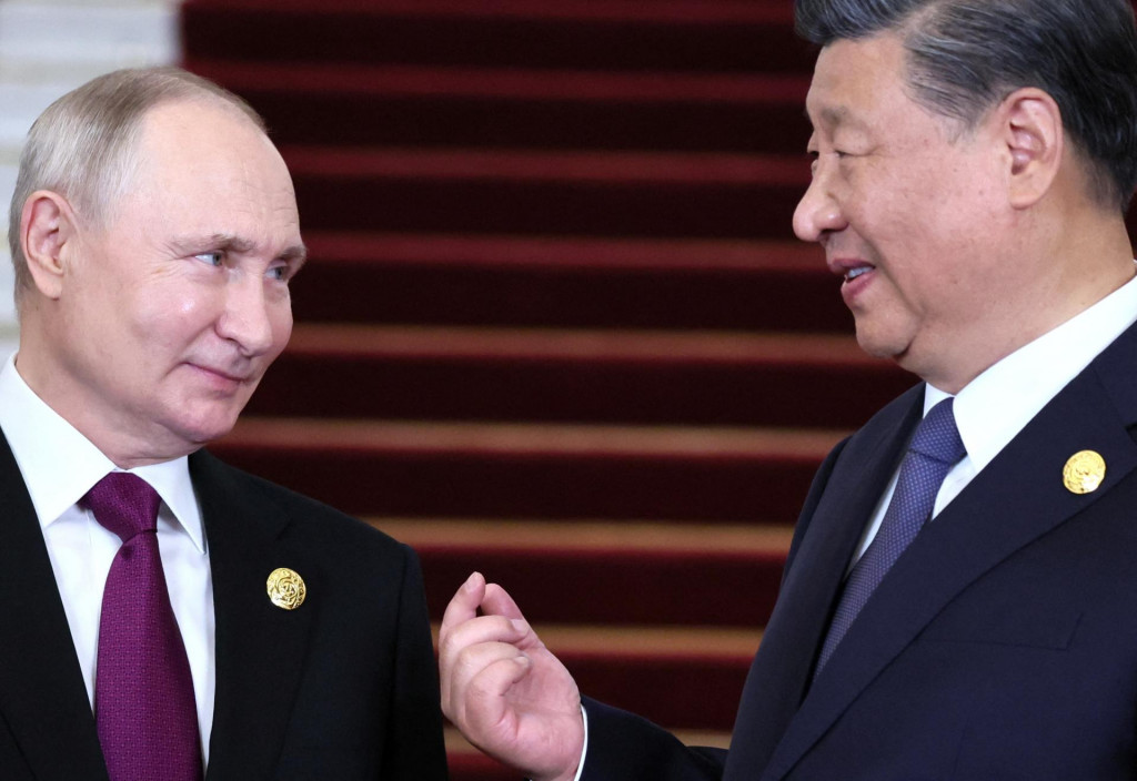 Ruský prezident Vladimir Putin rozpráva s čínskym prezidentom Si Ťin-pchingom v Pekingu. FOTO: REUTERS