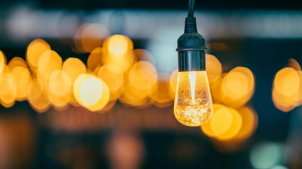 Nezabudnite na žiarovky

Na účte za energie sa môže negatívne prejaviť aj nadbytočné svietenie, pomôcť naopak môže výmena klasických žiaroviek za tie úsporné. Za zváženie v tomto prípade stojí aj inštalácia senzorov pohybu do chodieb a vonkajších priestorov.

SNÍMKA: Pixabay