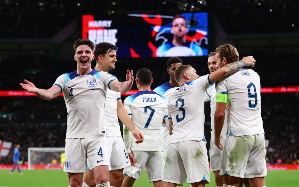 Anglický futbalista Declan Rice oslavuje po tom, čo Harry Kane strelil ich tretí gól. FOTO: REUTERS