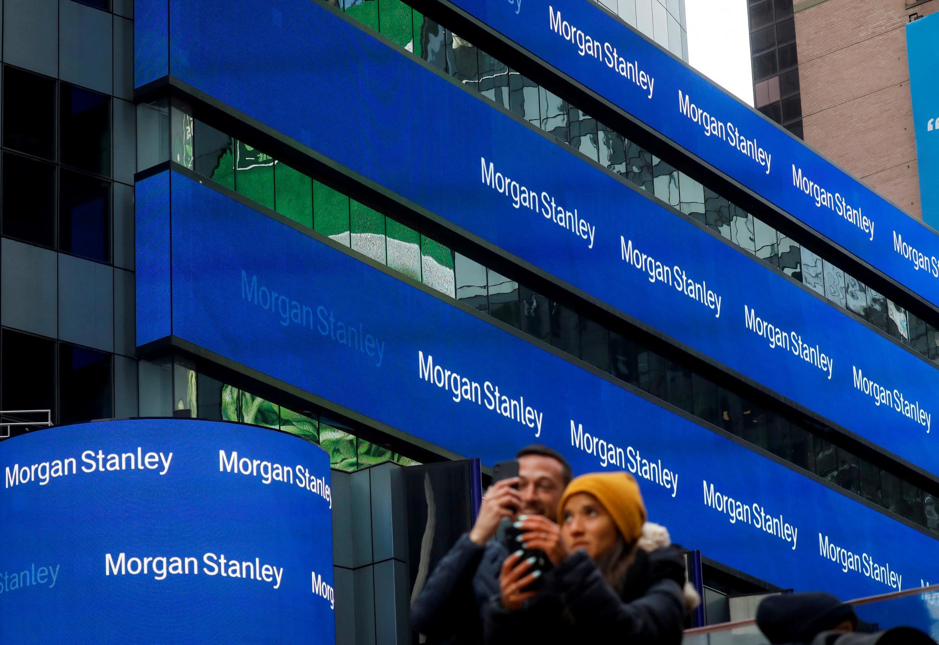 Zisk americkej banky Morgan Stanley klesol, prekonal však očakávania Wall Street