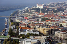 Pohľad na Bratislavský hrad z Eurovea Tower, najvyššej budovy na Slovensku. FOTO: TASR/Dano Veselský