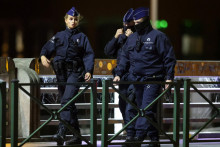 Belgickí policajti zabezpečujú oblasť po streľbe v Bruseli. FOTO: Reuters
