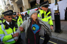 Britskí policajti zadržali švédsku klimatickú aktivistku Gretu Thunbergovú. FOTO: Reuters