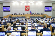 Členovia dolnej komory parlamentu ruskej Štátnej dumy sa zúčastňujú na plenárnom zasadnutí v Moskve: FOTO: Reuters
