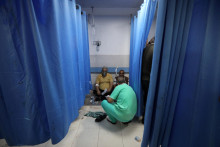 Ľudia dostávajú pomoc v nemocnici Shifa po izraelskom nálete na neďalekú nemocnicu Al-Ahli. FOTO: Reuters