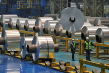 Zamestnanci pracujú na výrobnej linke hliníkových kotúčov v továrni v čínskom meste Zouping. FOTO: Reuters