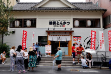 Turisti pred reštaruráciou v japonskom Tokiu. FOTO: REUTERS