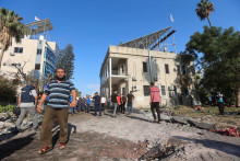 Následky zbombardovania nemocnice v Gaze. FOTO: Reuters