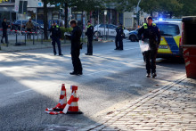 Polícia zaisťuje dôkazy po tom, ako boli dva molotove koktaily hodené na synagógu v Berlíne. FOTO: Reuters