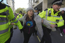 Policajti odvádzajú švédsku aktivistku Gretu Thunbergovú na proteste proti schôdzke lídrov energetických spoločností 17. októbra 2023 v Londýne. FOTO: Reuters