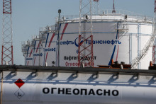 Ropné nádrže vo výrobnom zariadení LPDS Volodarskaya vo vlastníctve prevádzkovateľa ropovodu Transnefť v ruskej obci Konstantinovo pri Moskve. FOTO: REUTERS