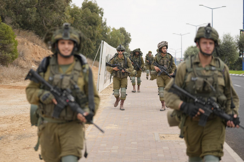 Izraelskí vojaci prichádzajúci do mesta Sderot na juhu Izraela. FOTO: TASR/AP

