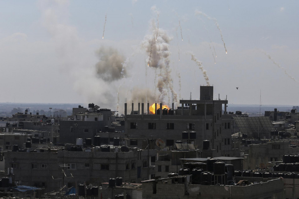 Dym a plamene stúpajú pri explózii po izraelskom leteckom útoku v meste Rafah na juhu pásma Gazy. FOTO: TASR/AP