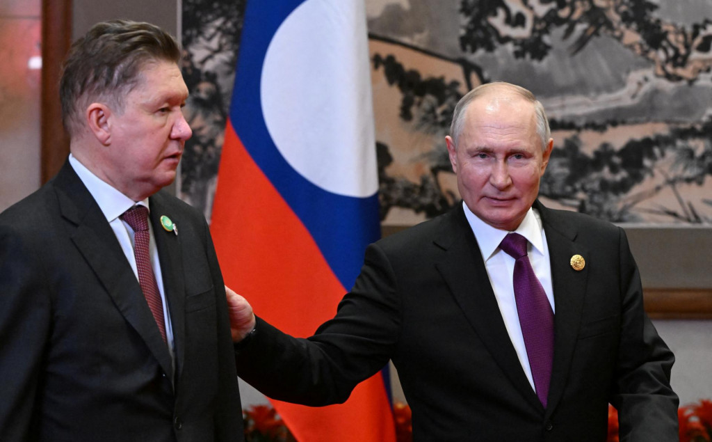 Ruský prezident Vladimir Putin and šéf Gazpromu Alexej Miller v čínskom Pekingu. FOTO: REUTERS