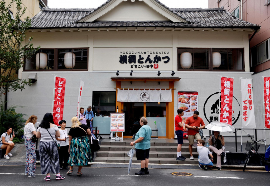 Turisti pred reštaruráciou v japonskom Tokiu. FOTO: REUTERS