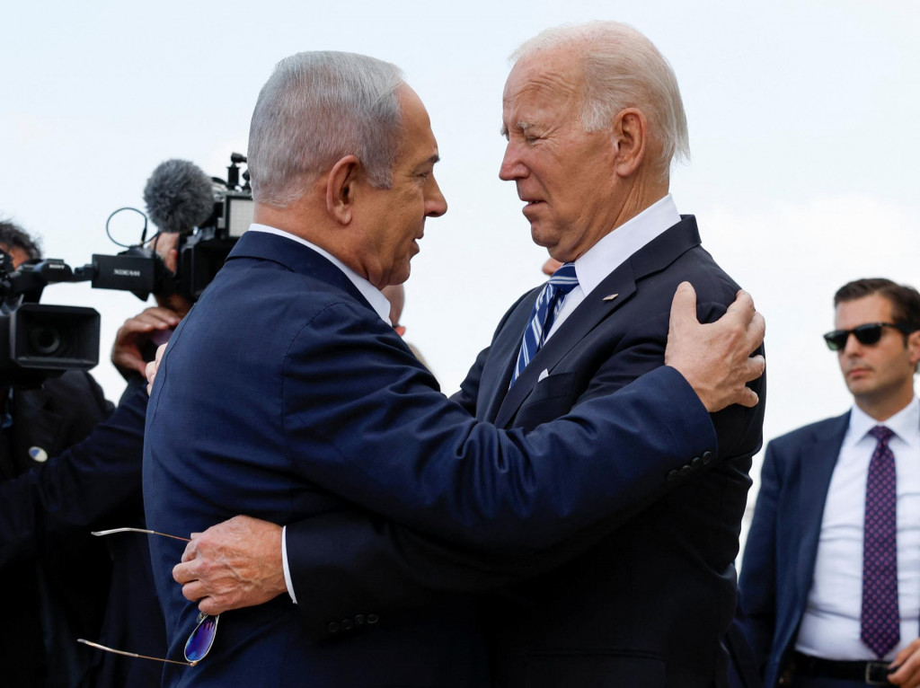Amerického prezidenta Joea Bidena víta izraelský premiér Benjamin Netanjahu počas jeho návštevy Izraela. FOTO: Reuters