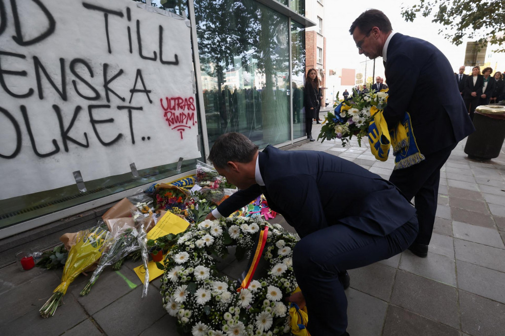Švédsky premiér Ulf Kristersson a belgický premiér Alexander De Croo vzdávajú hold obetiam streľby v Bruseli. FOTO: Reuters