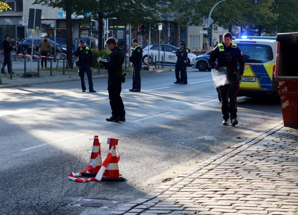 Polícia zaisťuje dôkazy po tom, ako boli dva molotove koktaily hodené na synagógu v Berlíne. FOTO: Reuters