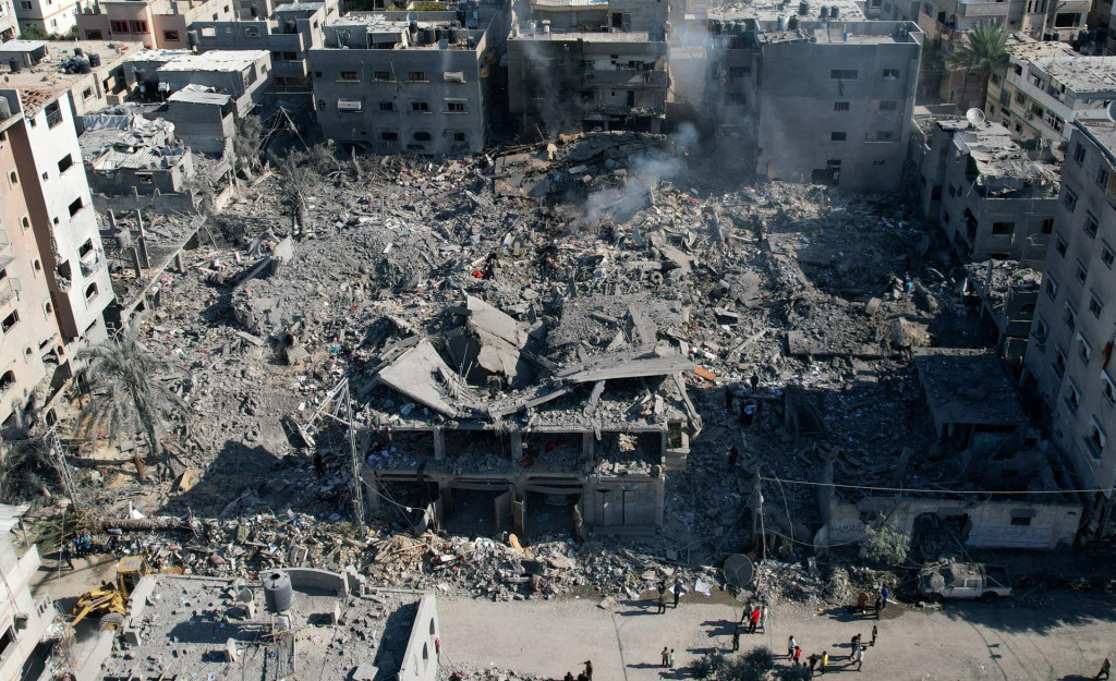 Miesto izraelských útokov v centrálnom Pásme Gazy. FOTO: Reuters
