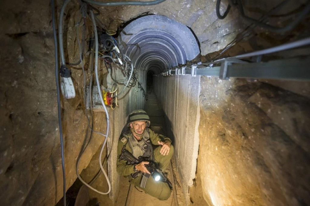 Izraelský vojak v gazskom tuneli. FOTO: Reuters