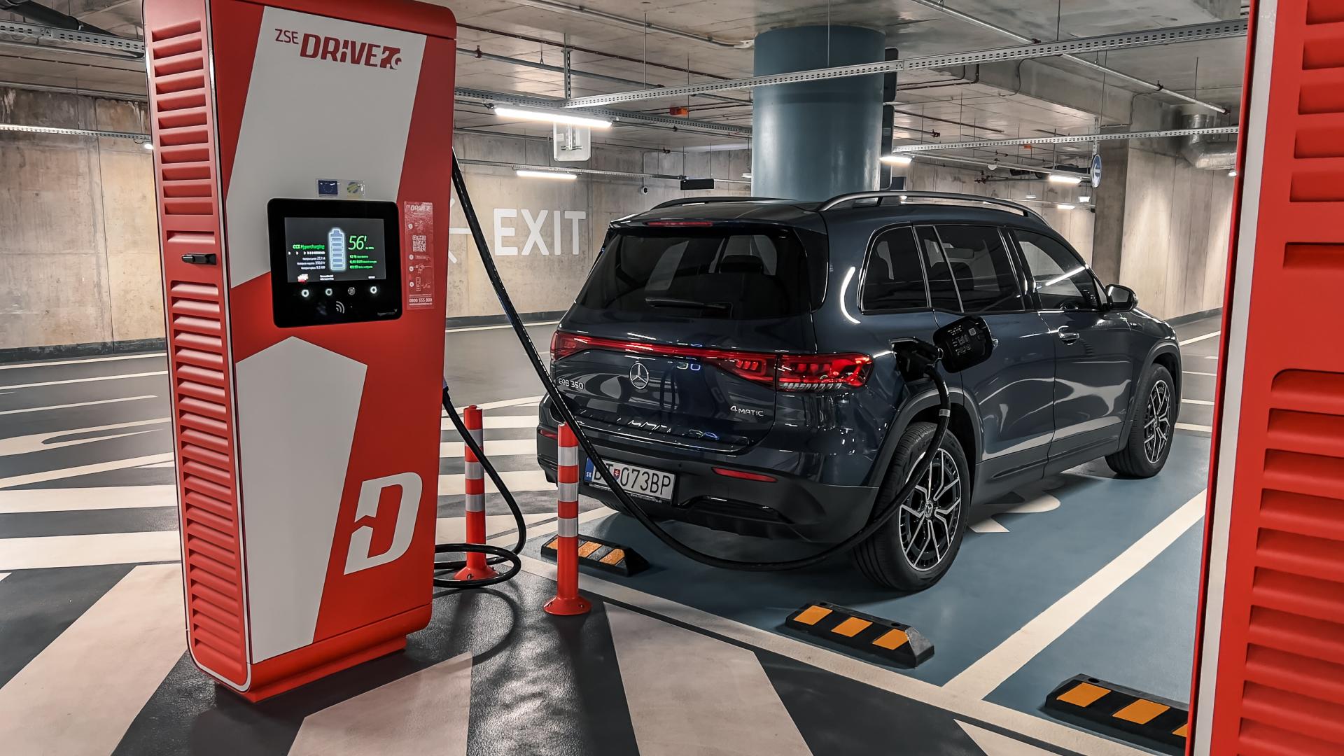 Elektromobily môžu predražiť parkovanie v garážach. Dôvodom je intenzita ich požiarov
