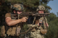 Ukrajinskí vojaci počas vojenského cvičenia. FOTO: Reuters