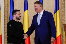 Ukrajinský prezident Volodymyr Zelenskij a rumunský prezident Klaus Werner Iohannis. FOTO: Reuters