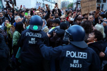 Policajná potýčka s propalestínskymi demonštrantmi v Berlíne. FOTO: Reuters