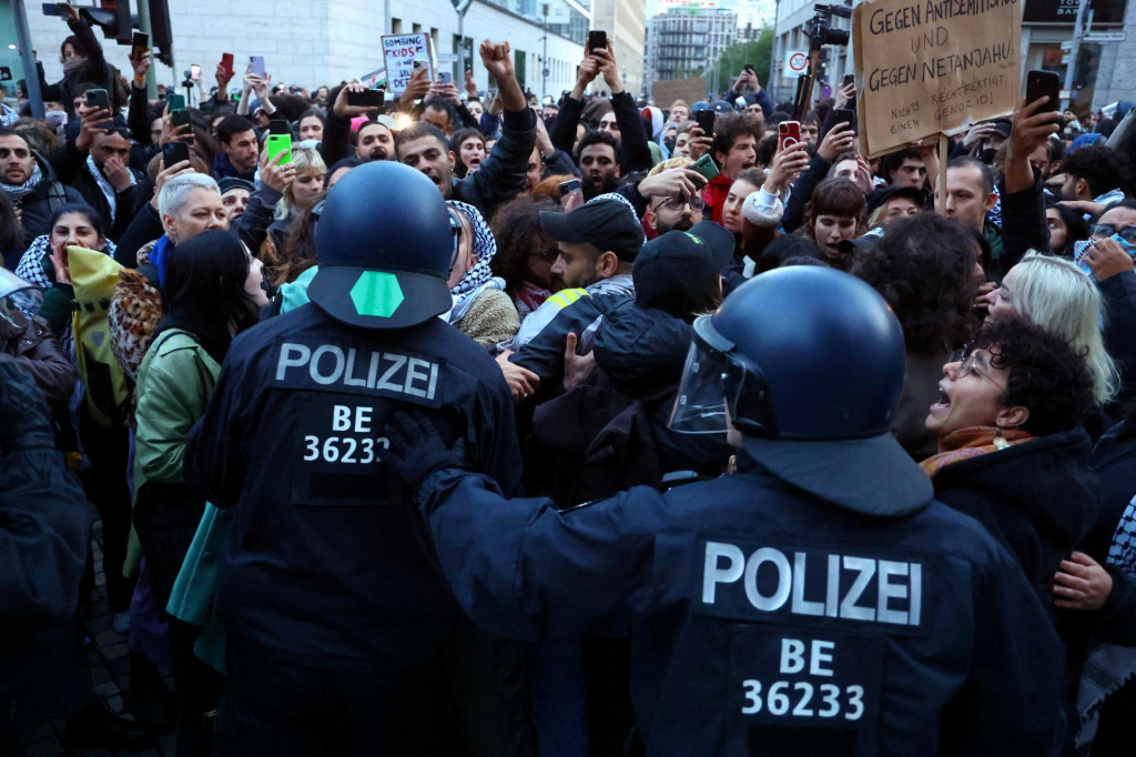 Policajná potýčka s propalestínskymi demonštrantmi v Berlíne. FOTO: Reuters