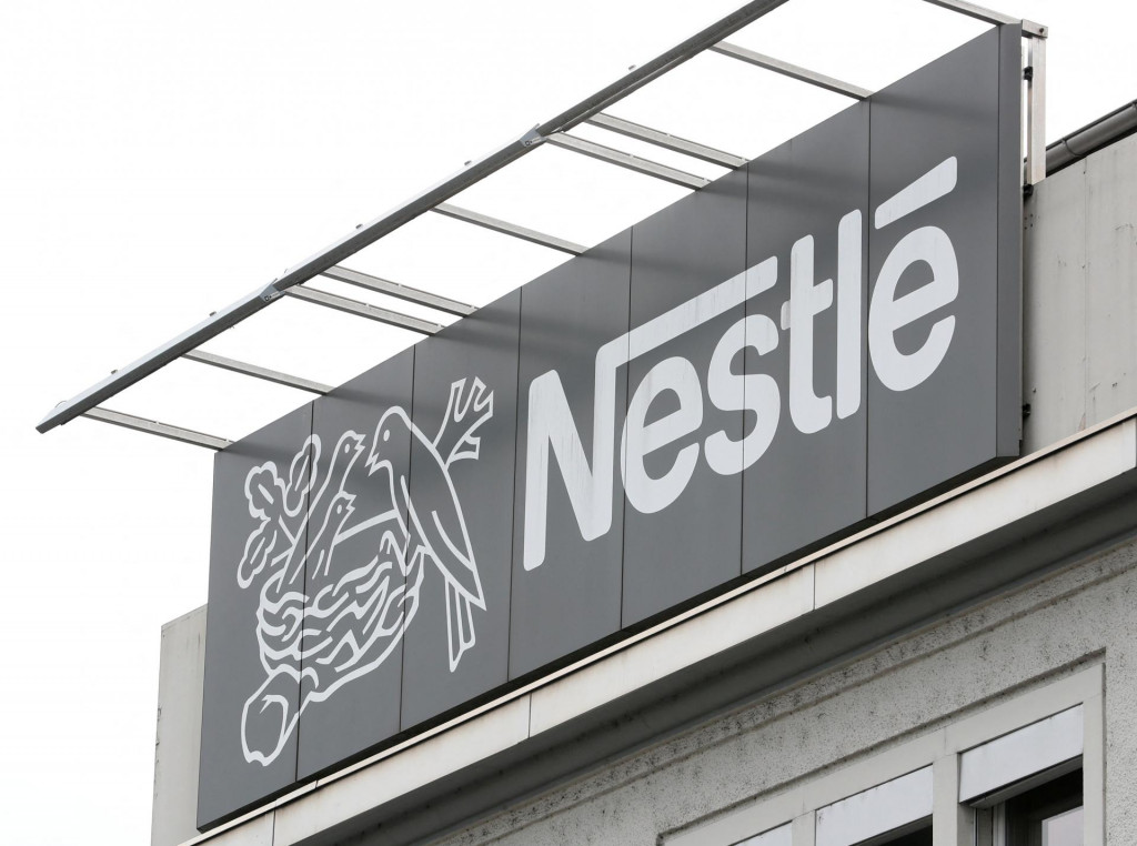 Logo Nestlé na výrovni v švajčiarskom meste Konolfingen. FOTO: REUTERS