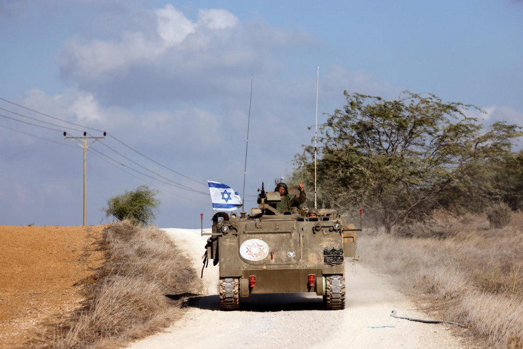 Izraelskí vojaci v tanku. FOTO: Reuters