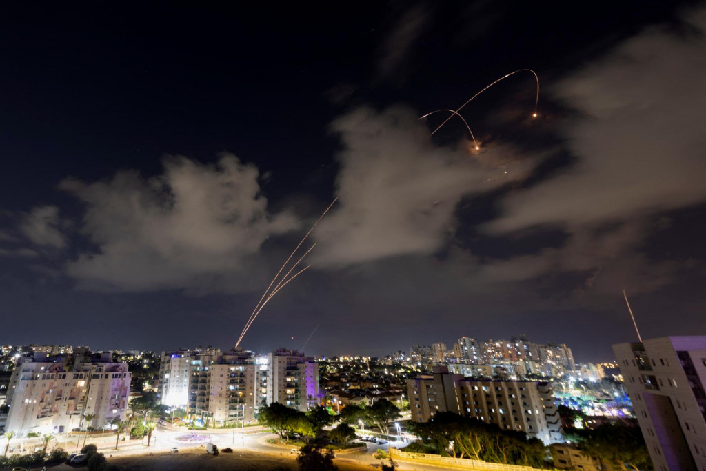 Izraelský protiraketový systém Iron Dome zachytáva rakety odpálené z pásma Gazy. FOTO: Reuters