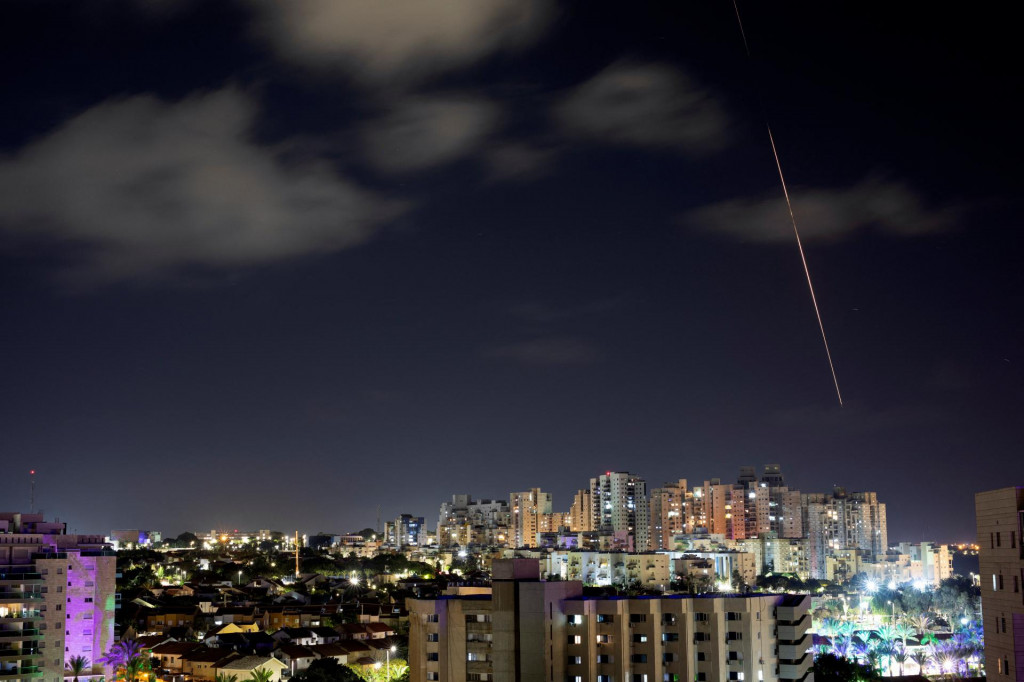 Raketa je odpálená z pásma Gazy smerom k strednému Izraelu. FOTO: Reuters