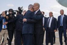 Americký prezident Joe Biden sa objíma s izraelským premiérom Benjaminom Netanjahuom po jeho prílete na letisko Bena Guriona v Tel Avive. FOTO: TASR/AP