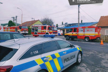 Polícia aj hasiči zsahujú vo výrobnej hale v Lučenci. FOTO: FB/Polícia SR - Banskobystrický kraj