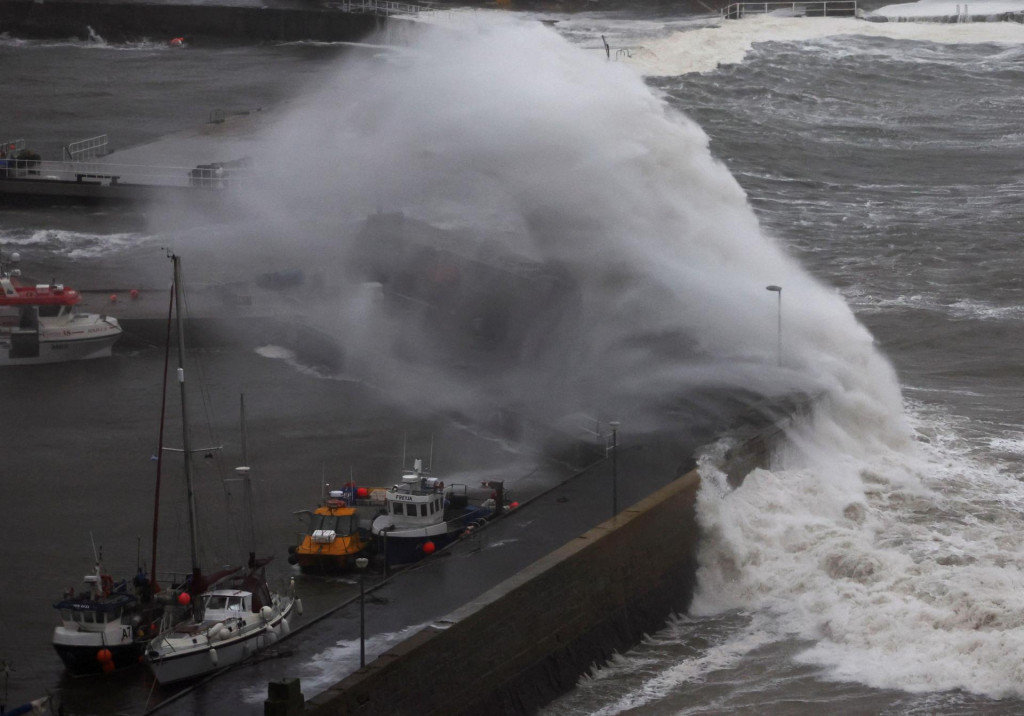 Búrka Babet sa blíži k škótskemu mestu Stonehaven. FOTO: Reuters