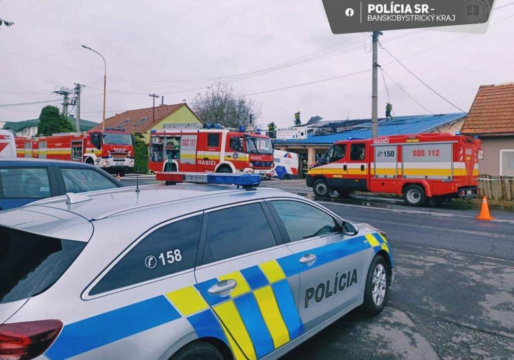 Polícia aj hasiči zsahujú vo výrobnej hale v Lučenci. FOTO: FB/Polícia SR - Banskobystrický kraj