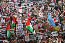 Demonštranti mávali palestínskymi vlajkami a držali transparenty s nápismi ”Slobodu Palestíne”. FOTO: Reuters