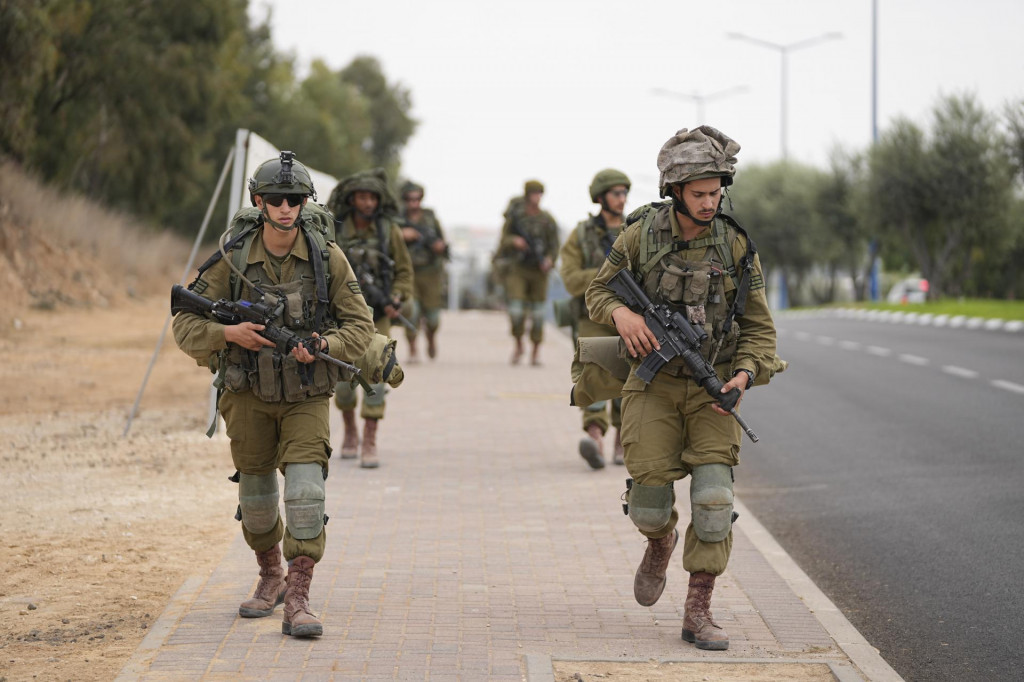 Izraelskí vojaci prichádzajú do mesta Sderot na juhu Izraela 11. októbra 2023. FOTO: TASR/AP