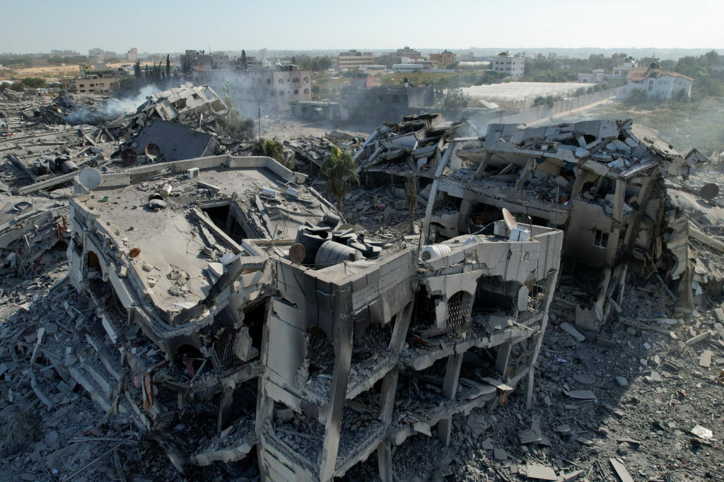 Obytné budovy zničené pri izraelských útokoch v meste Zahra, uprostred prebiehajúceho konfliktu medzi Izraelom a palestínskym islamistickým zoskupením Hamas, v južnom meste Gaza, 21. októbra 2023. FOTO: Reuters