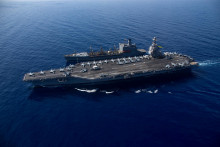 Najväčšia lietadlová loď sveta USS Gerald R. Ford, čakajúca na rozkazy neďaleko regiónu. FOTO: Reuters