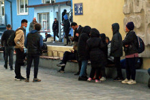 Utečenci sedia na lavičke v blízkosti hlavnej železničnej stanice v Bratislave. FOTO: TASR/Miroslav Košírer