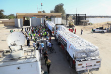 Nákladné autá s humanitárnou pomocou egyptských mimovládnych organizácií prechádzajú cez priechod Rafah z egyptskej strany. FOTO: Reuters