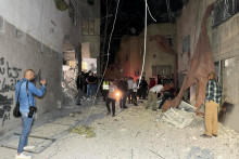 Ľudia kontrolujú škody po izraelskom údere, ktorý zasiahol areál pod mešitou, ktorý podľa izraelskej armády využívali militanti na organizovanie útokov. FOTO: Reuters