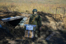 Vojak prináša poštové balíčky na ruské pozície na neznámom mieste na Ukrajine.