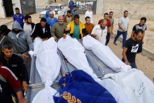 Na pohrebe Palestínčanov sa zúčastňujú smútoční hostia. FOTO: Reuters