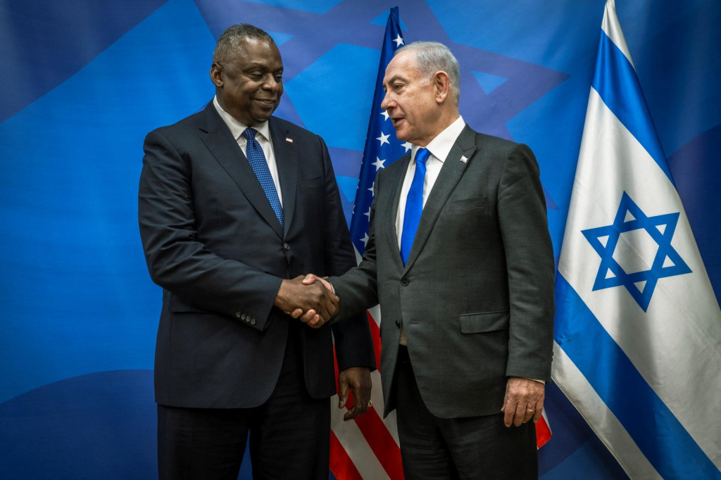 Americký minister obrany Lloyd Austin sa stretol s izraelským premiérom Benjaminom Netanjahuom. FOTO: Reuters