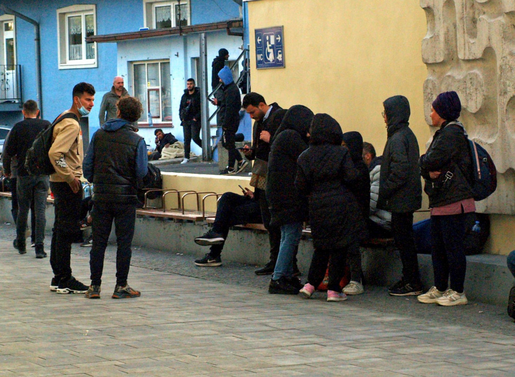 Utečenci sedia na lavičke v blízkosti hlavnej železničnej stanice v Bratislave. FOTO: TASR/Miroslav Košírer