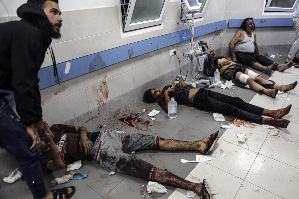 Zranení Palestínčania ležia na dlážke v nemocnici al-Shifa po ich príchode z nemocnice al-Ahli po explózii po tom, ako ju zasiahla raketa v Gaze. FOTO: TASR/AP